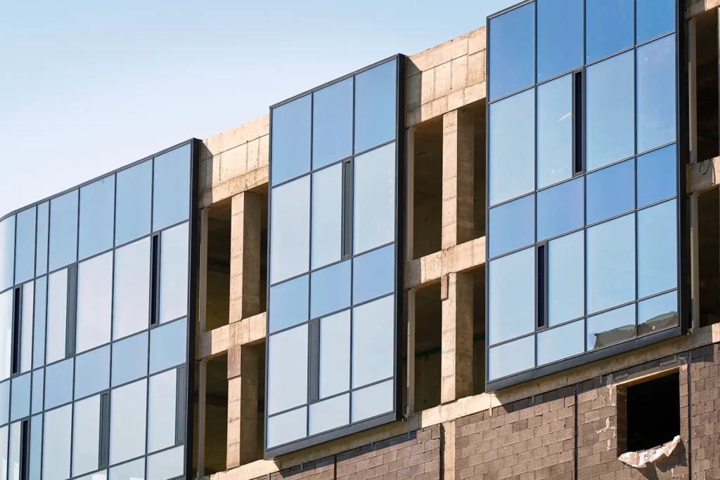 facciate continue - realizzazione per negozi uffici hotel - jesolo venezia eraclea cavallino - centro infissi