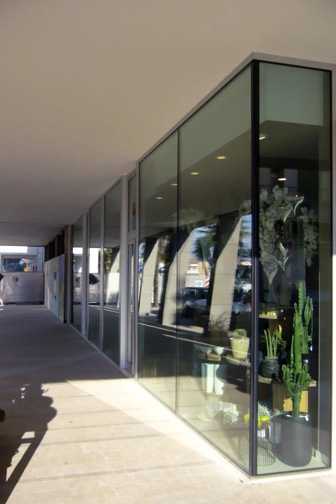 serramenti su misura per negozi e uffici a jesolo -